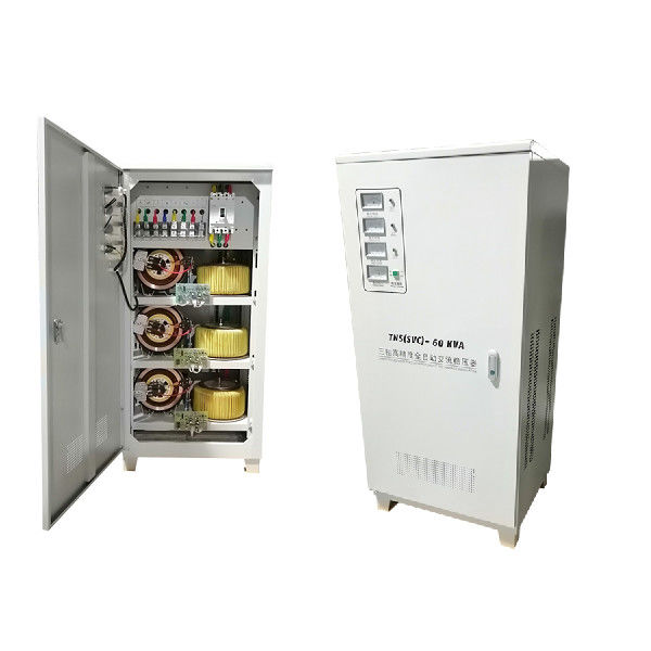 Il puntatore misura il CA con un contatore alternativo 60KVA stabilizzatore/regolatore di alta precisione automatici industriali di tensione di 3 fasi