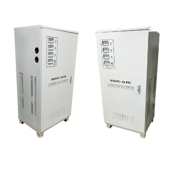 Il puntatore misura il CA con un contatore alternativo 60KVA stabilizzatore/regolatore di alta precisione automatici industriali di tensione di 3 fasi