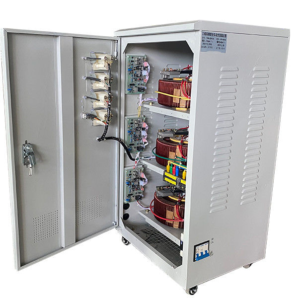 Stabilizzatore trifase di tensione di AC Metallic Type Automatic del produttore di CA del servomotore TNS-20KVA